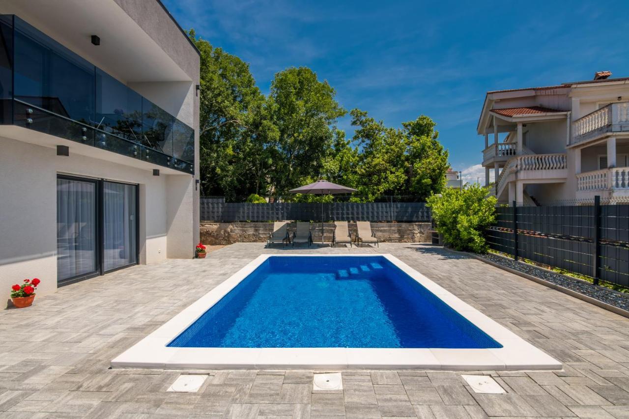 Apartments Villa "Aurea" With Pool Krk Town Eksteriør bilde