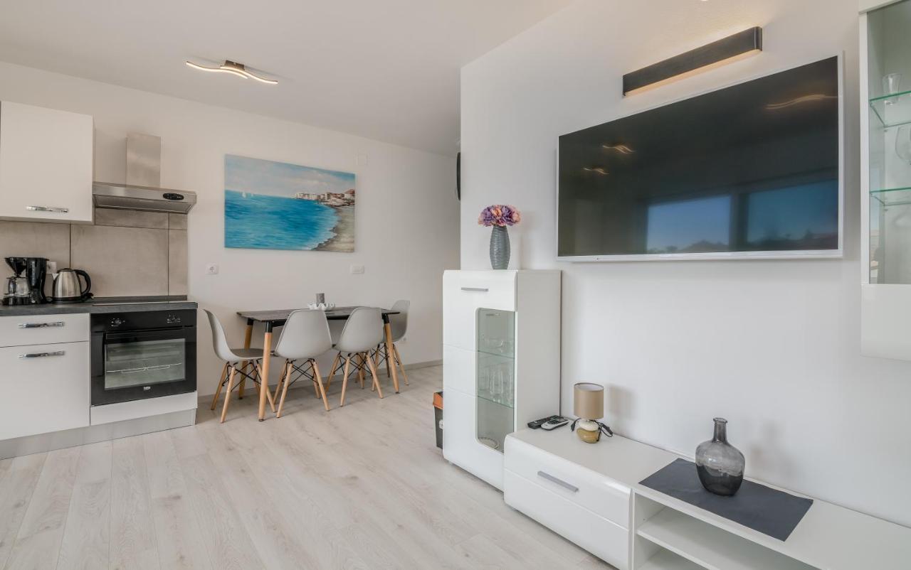 Apartments Villa "Aurea" With Pool Krk Town Eksteriør bilde