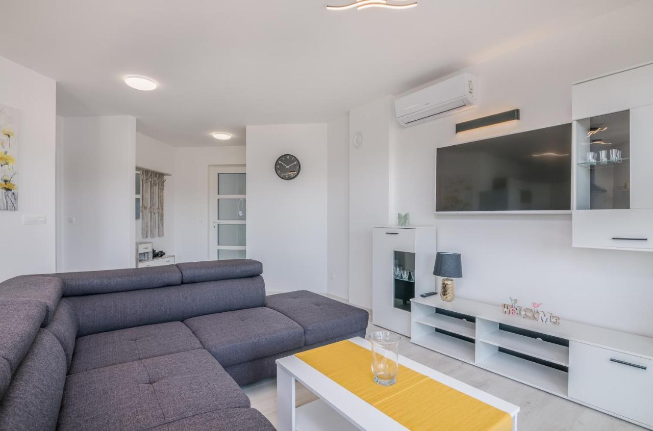 Apartments Villa "Aurea" With Pool Krk Town Eksteriør bilde